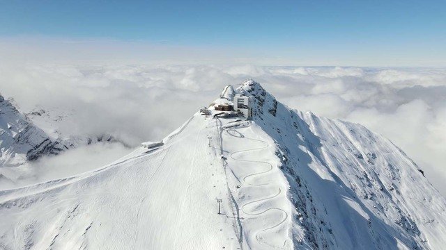 2020_Winter_PAeakWalk_drone_(c)Glacier3000.JPG