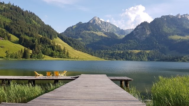 Schwarzsee_See mit Steg und Liegestühle